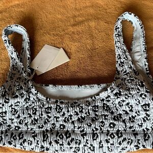 Good American swimsuit bikini top NWT. Never worn. Smoke free home. L/XL